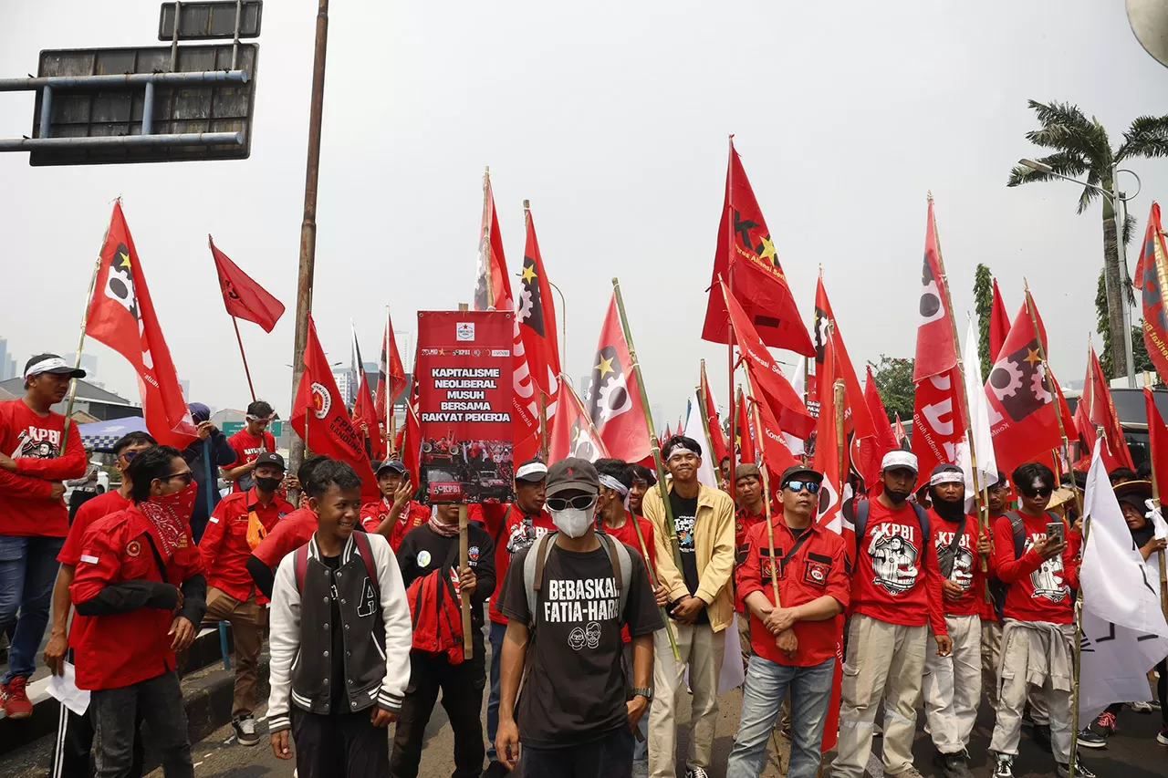 Buruh Gelar Aksi di...
