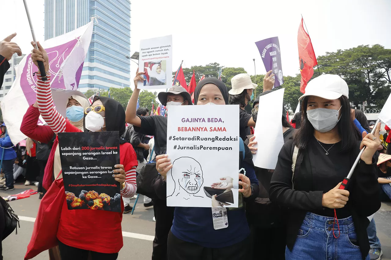 Buruh Gelar Aksi di...