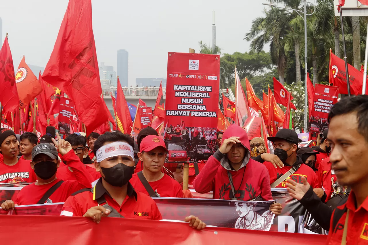 Buruh Gelar Aksi di...
