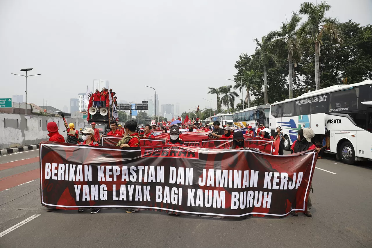 Buruh Gelar Aksi di...