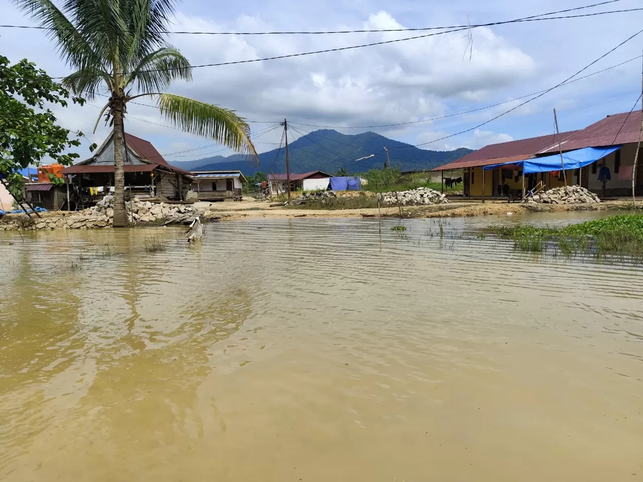 Sungai Sumara Meluap,...