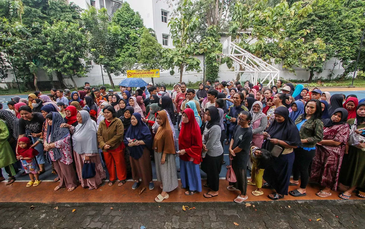 Warga Antre Sembako...