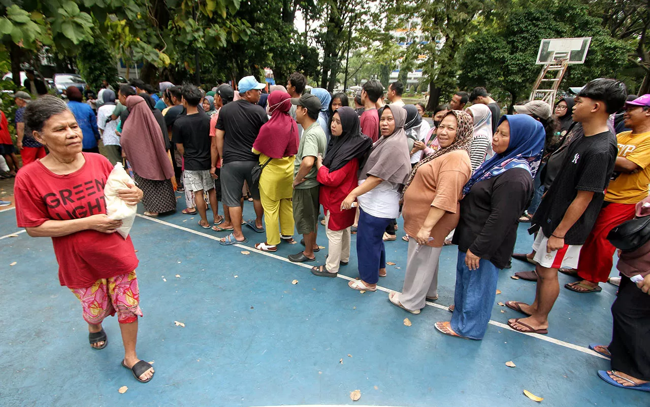 Warga Antre Sembako...