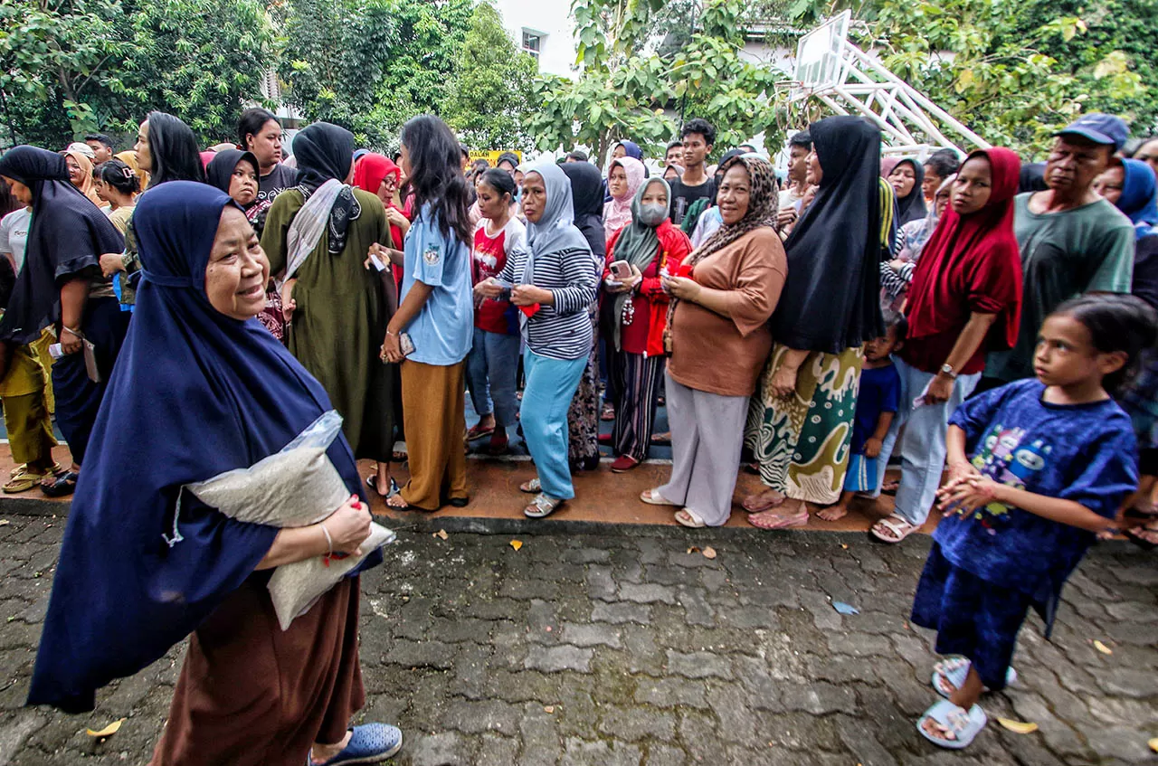 Warga Antre Sembako...