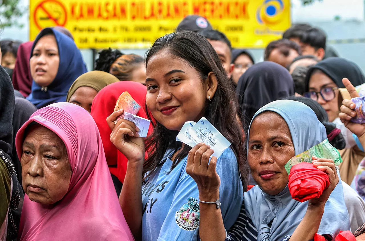 Warga Antre Sembako...