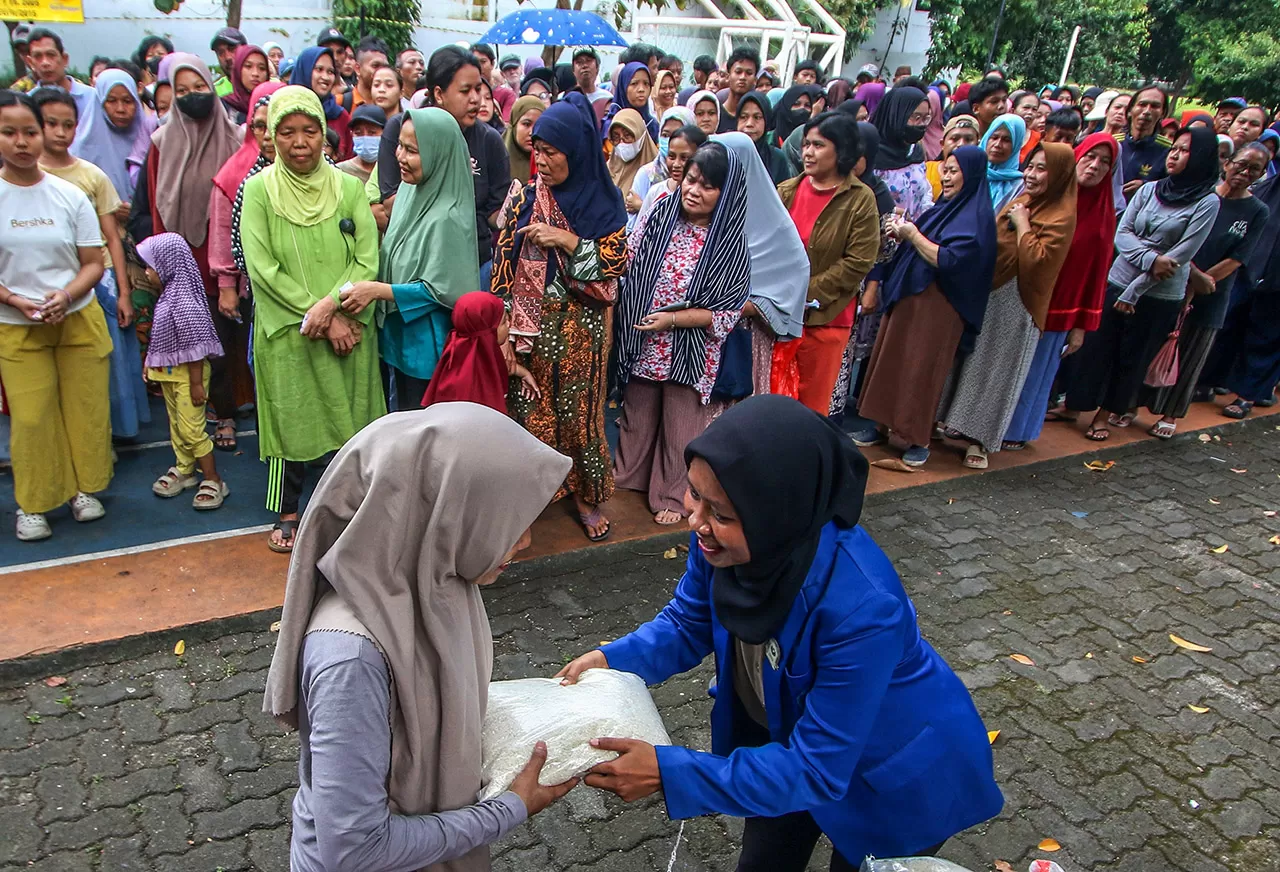 Warga Antre Sembako...