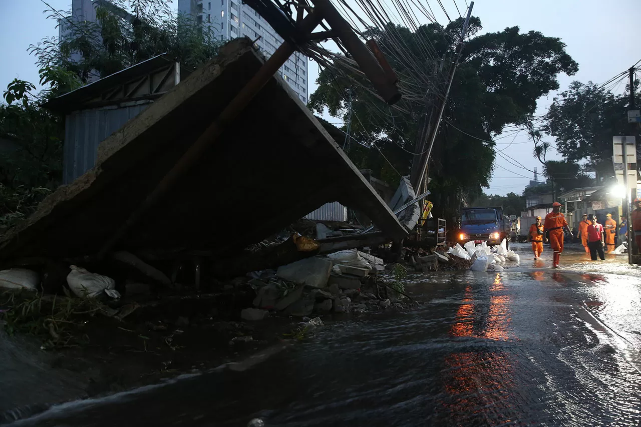Tembok Ambruk Diterjang...
