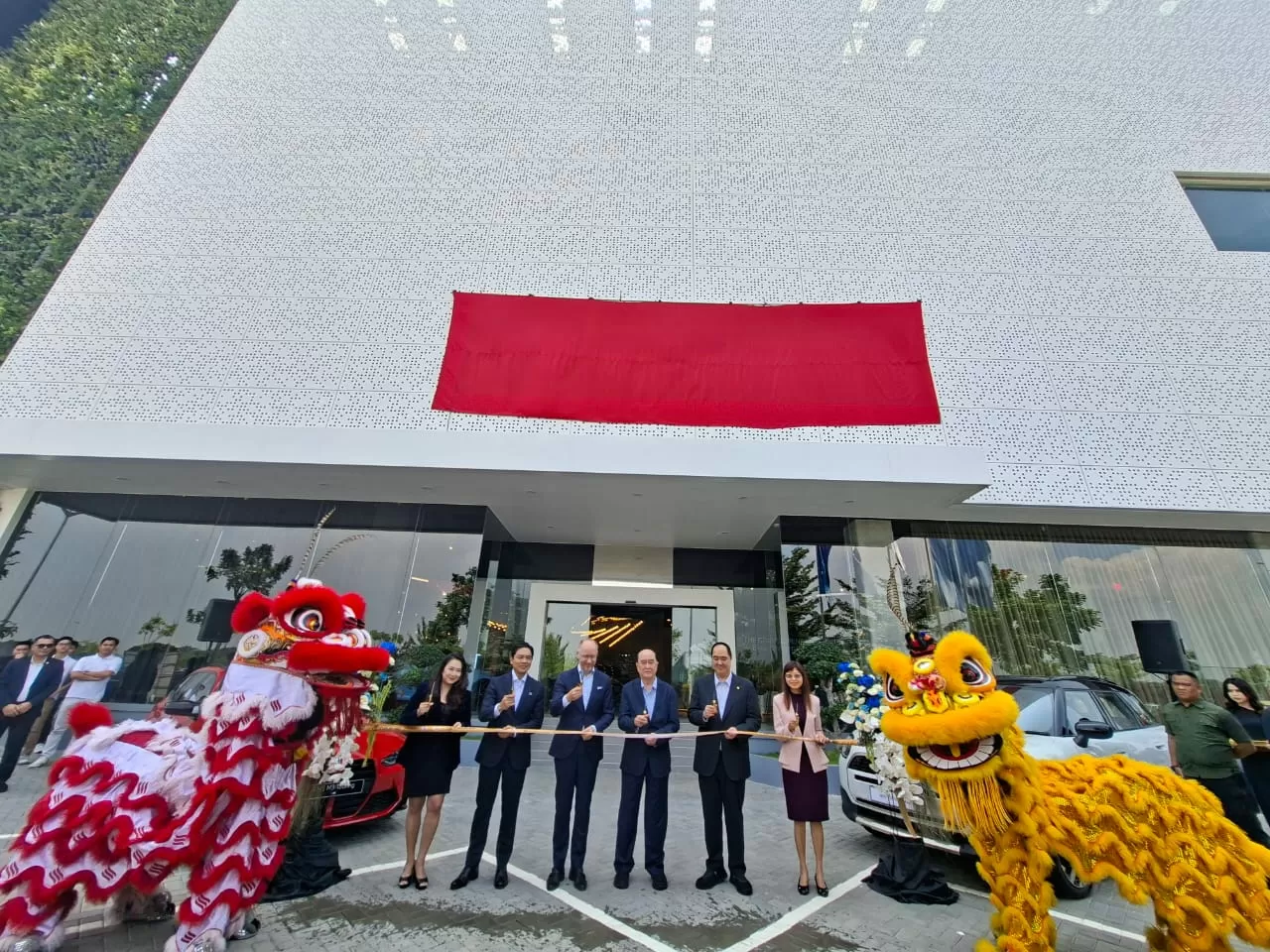 BMW Indonesia Resmikan...