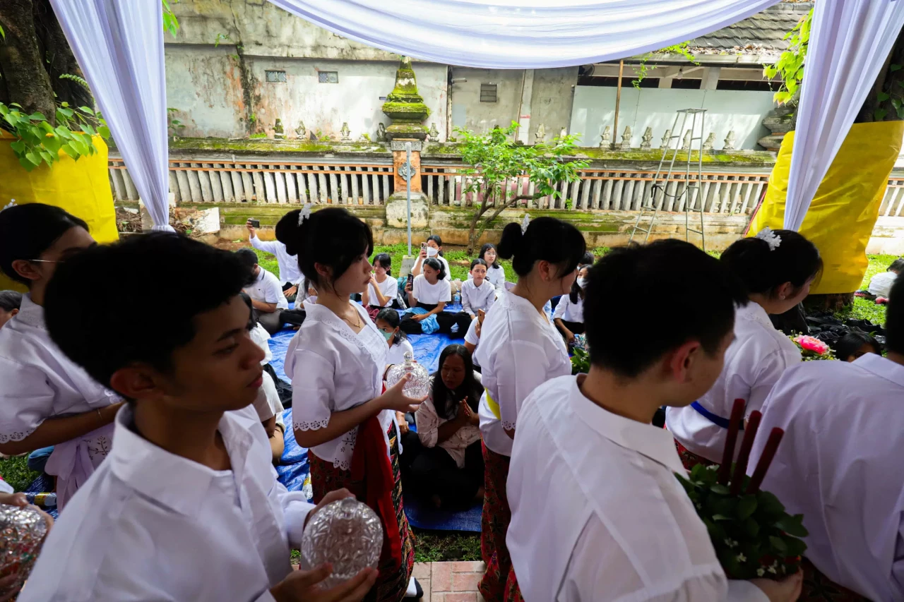 Prosesi Puja Bakti Peringati...