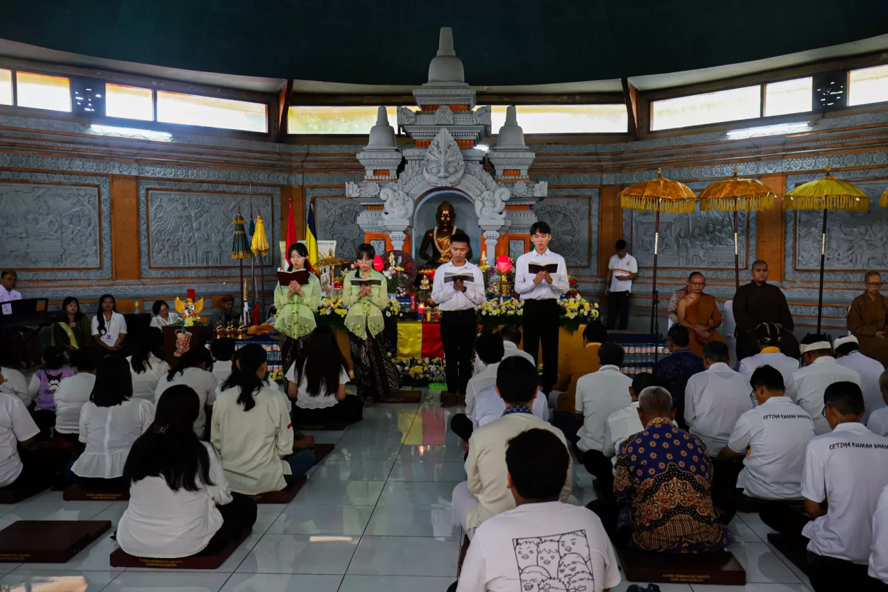 Prosesi Puja Bakti Peringati...