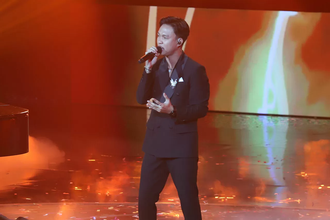 Elegan dan Emosional,...