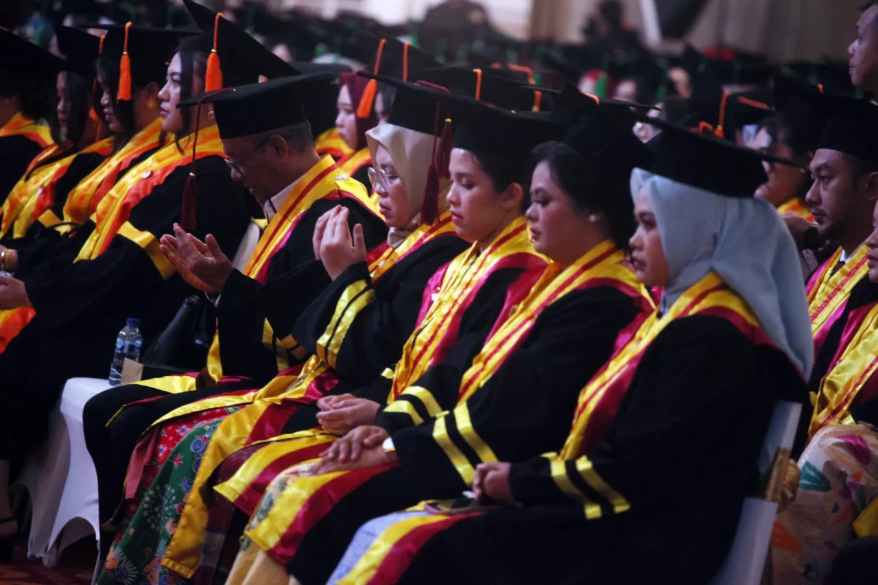 726 Mahasiswa Diwisuda,...