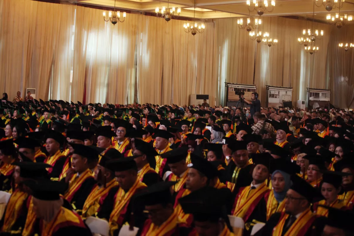 726 Mahasiswa Diwisuda,...