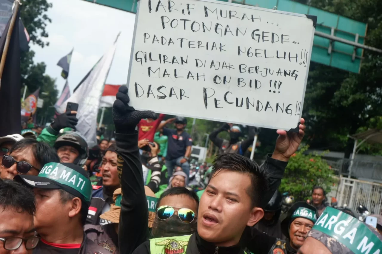 Aksi Damai Ojol Tuntut...