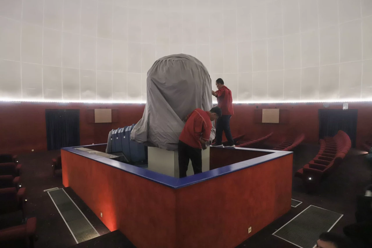 Mengintip Planetarium...