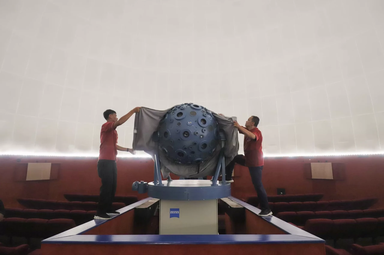 Mengintip Planetarium...
