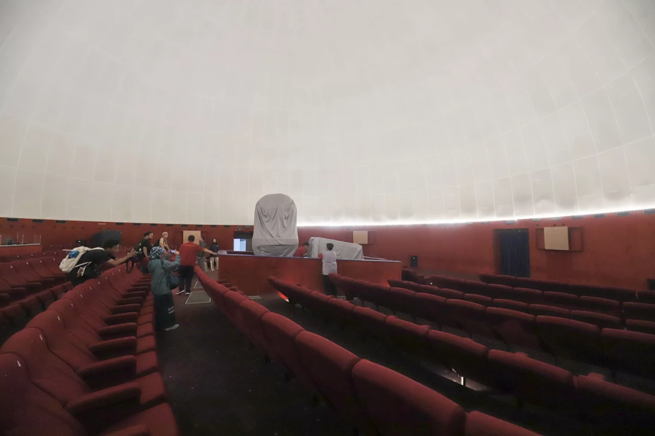 Mengintip Planetarium...