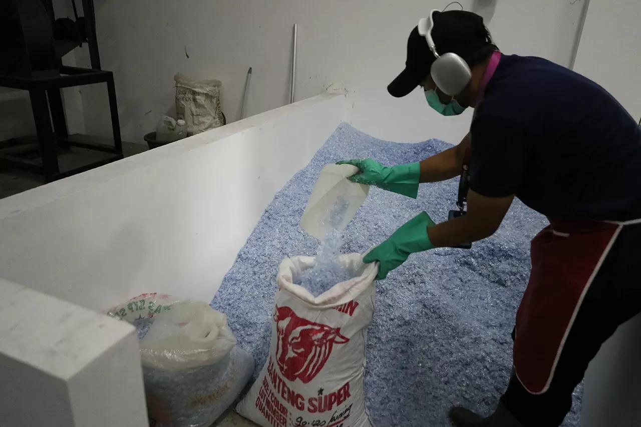 Olah Sampah Jadi Manfaat,...