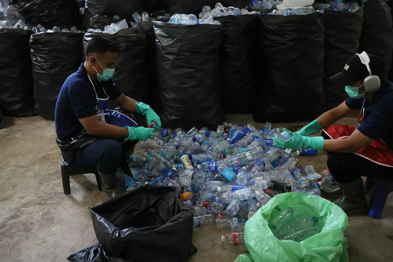 Olah Sampah Jadi Manfaat,...