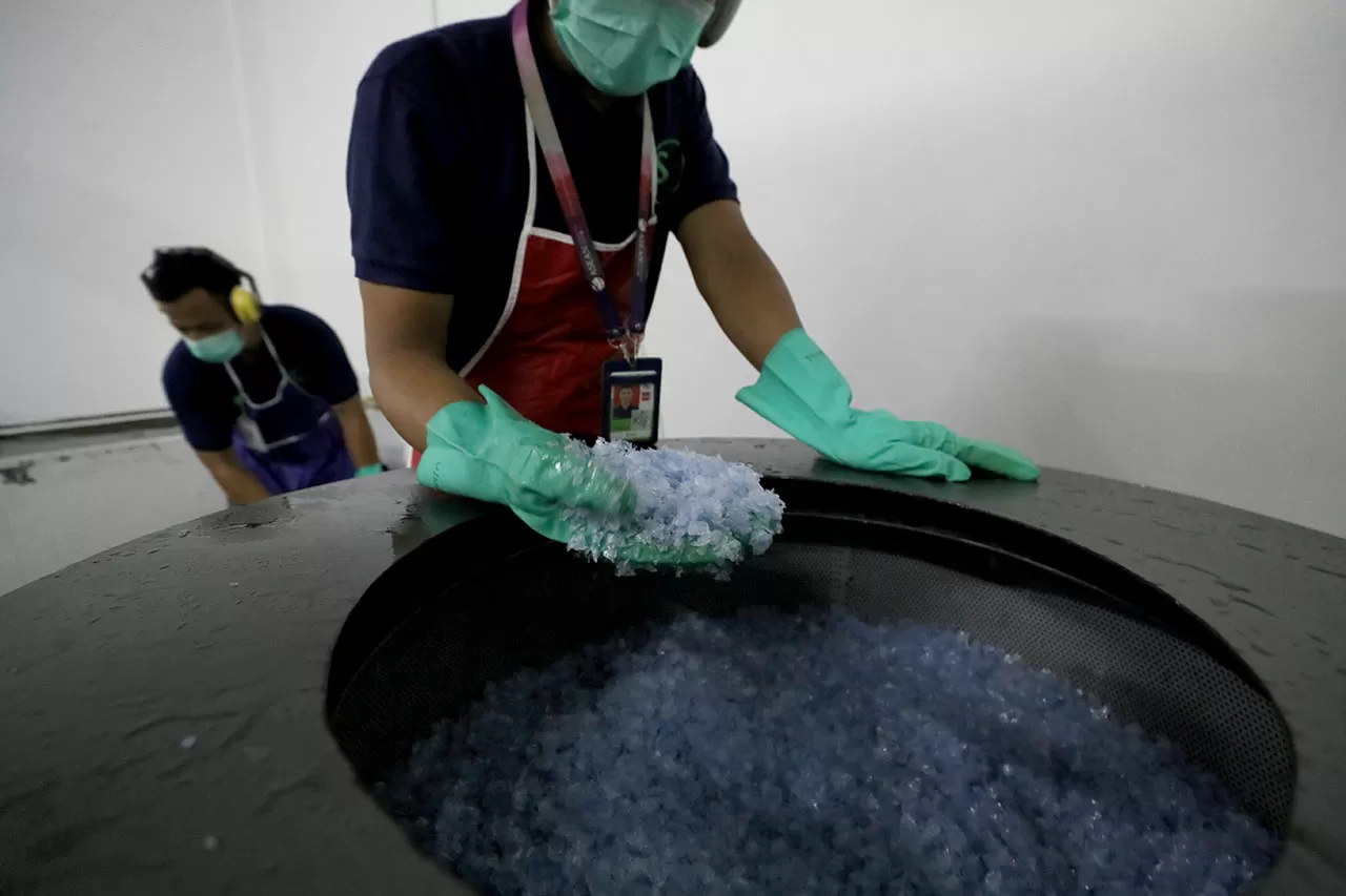 Olah Sampah Jadi Manfaat,...