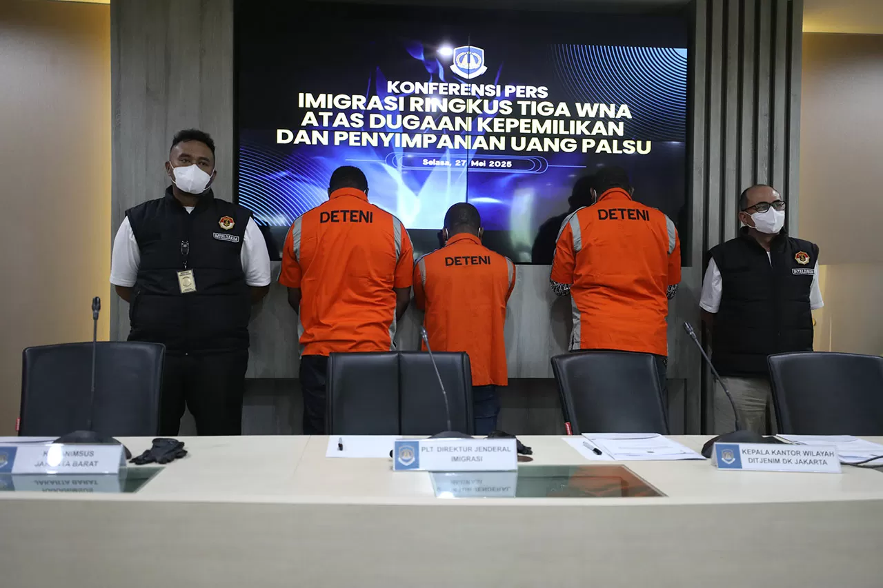 Tiga WNA Diamankan Imigrasi...