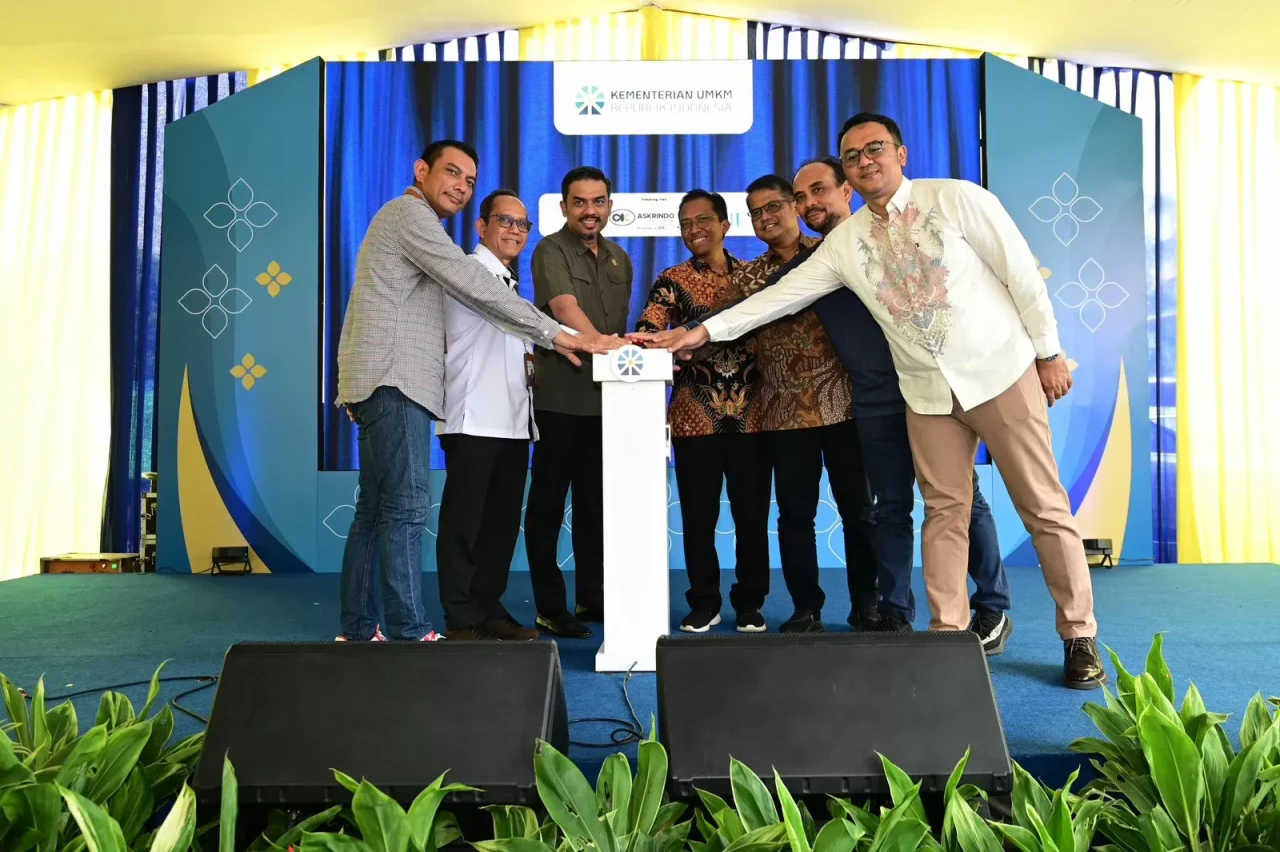 Askrindo Berikan Simbolis...