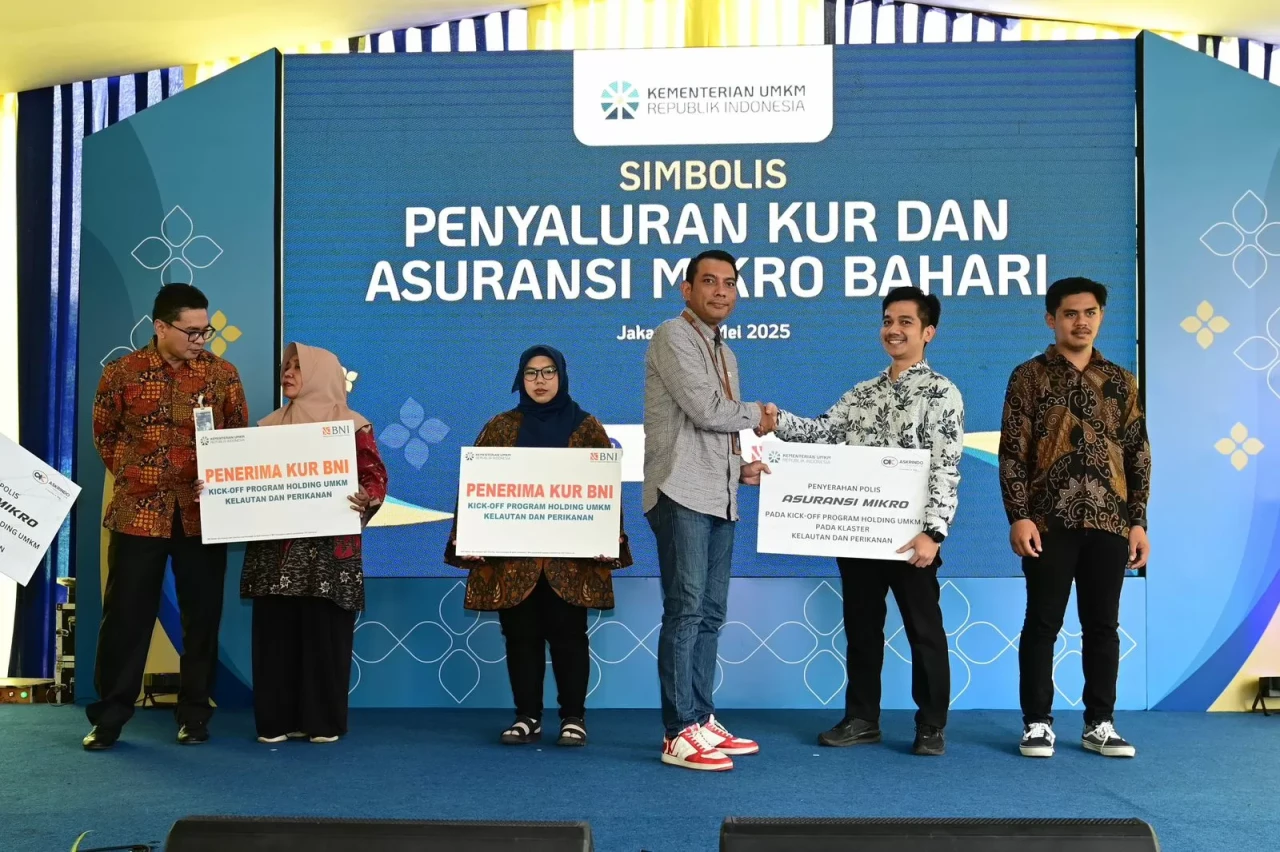 Askrindo Berikan Simbolis...