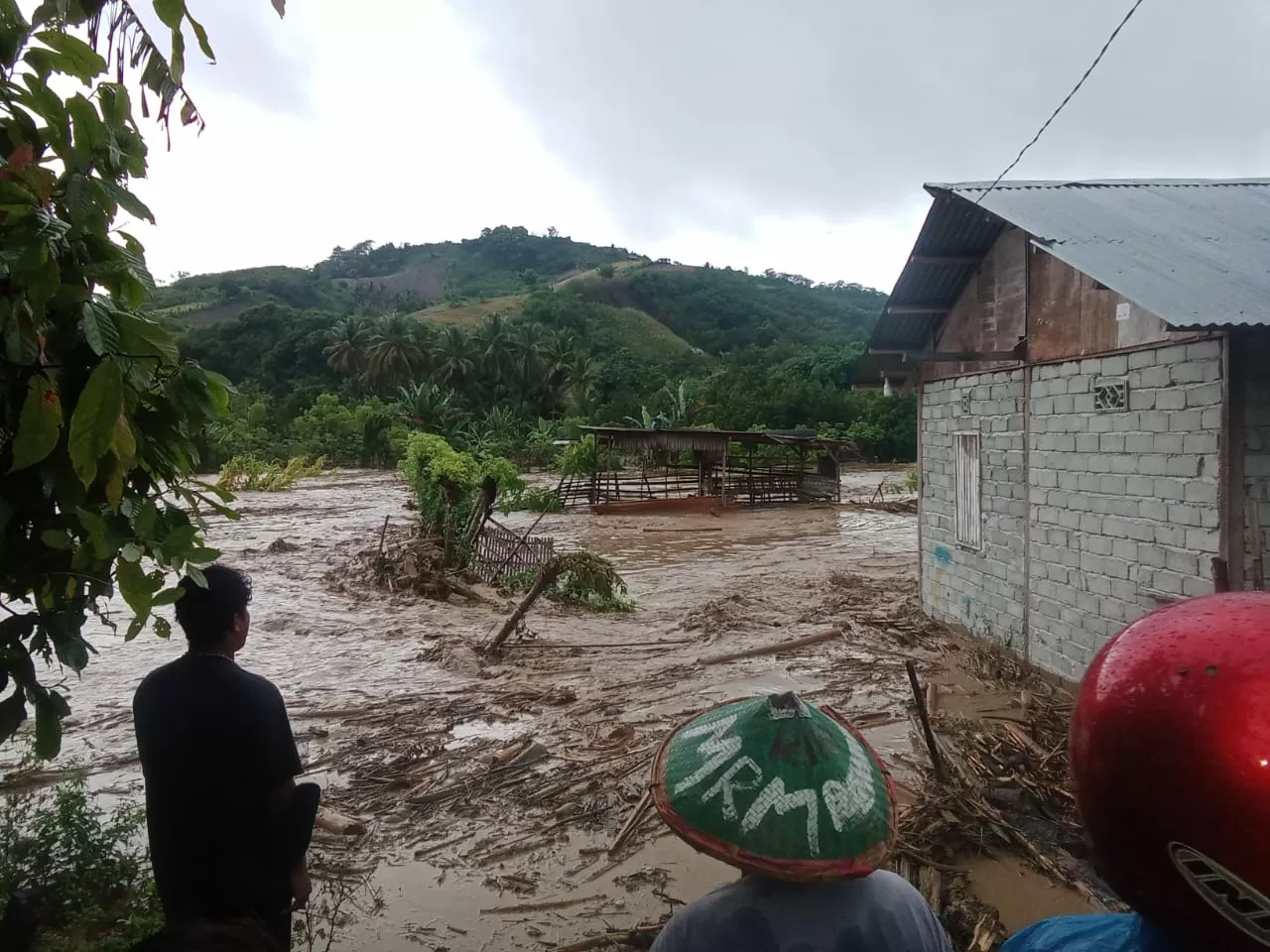 Banjir Bandang Terjang...
