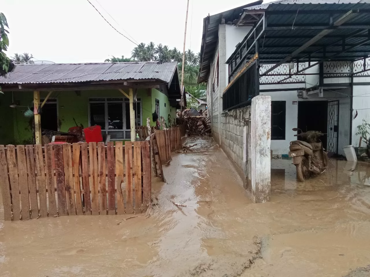 Banjir Bandang Terjang...