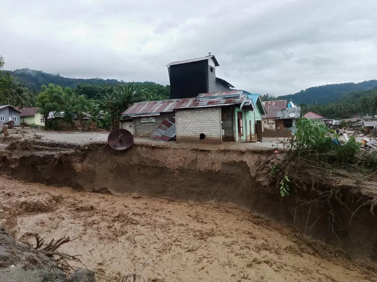 Banjir Bandang Terjang...