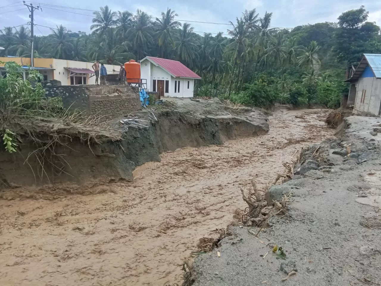 Banjir Bandang Terjang...
