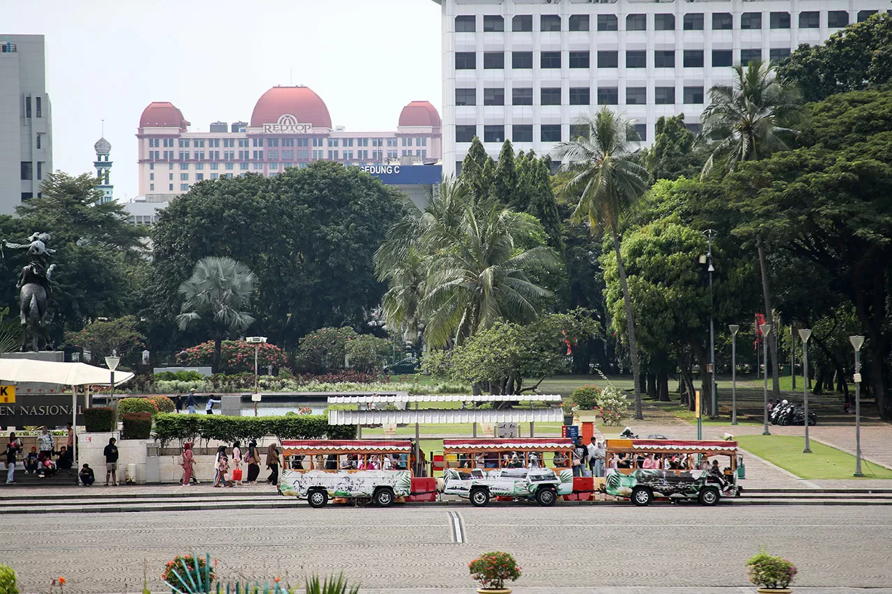 Monas Dipadati Pengunjung...