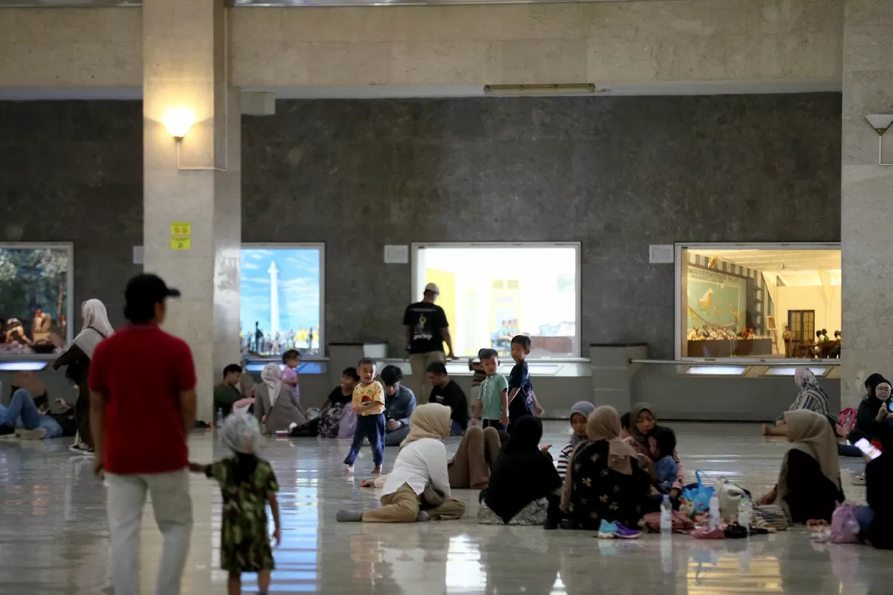 Monas Dipadati Pengunjung...
