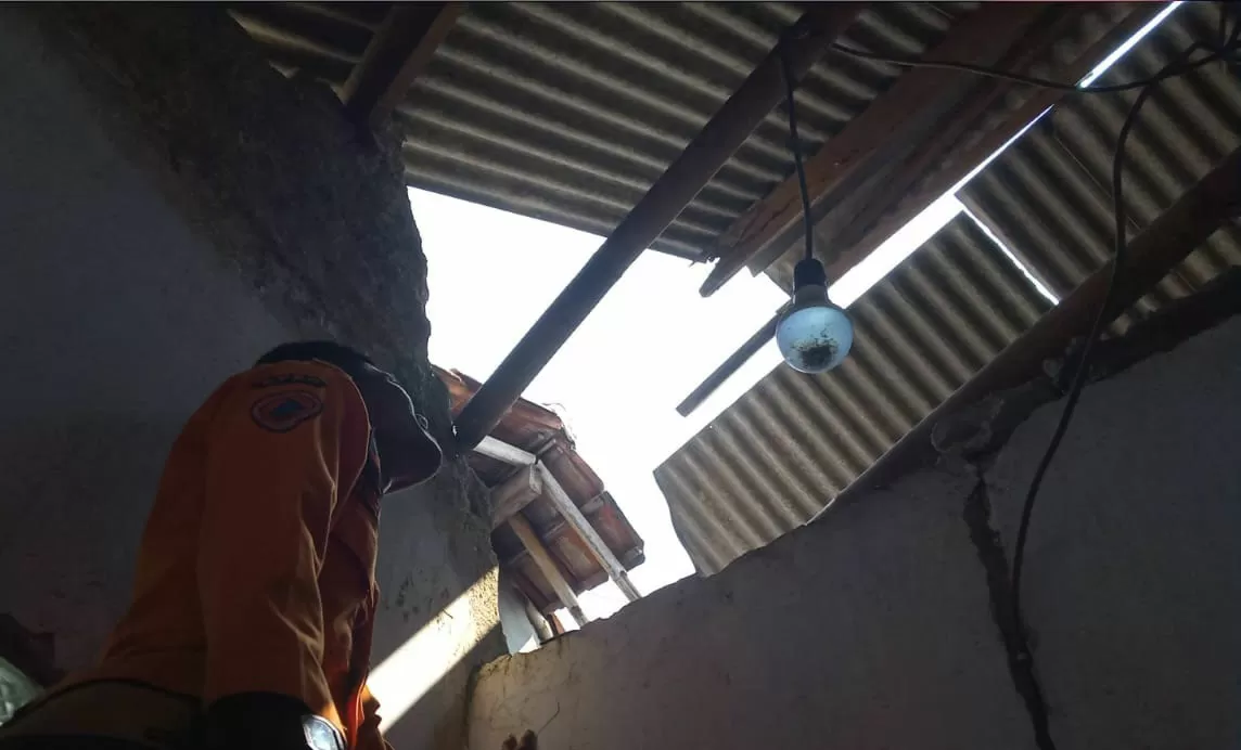 Angin Kencang Rusak...