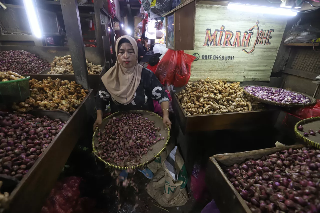BPS Catat Deflasi Nasional...