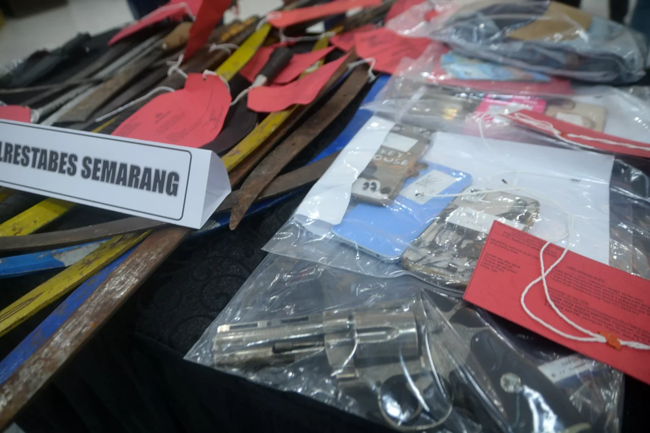 Ratusan Preman Disikat...