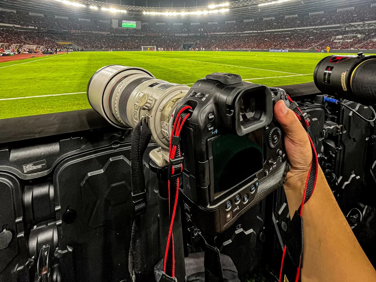 Menguji Canon EOS R1...