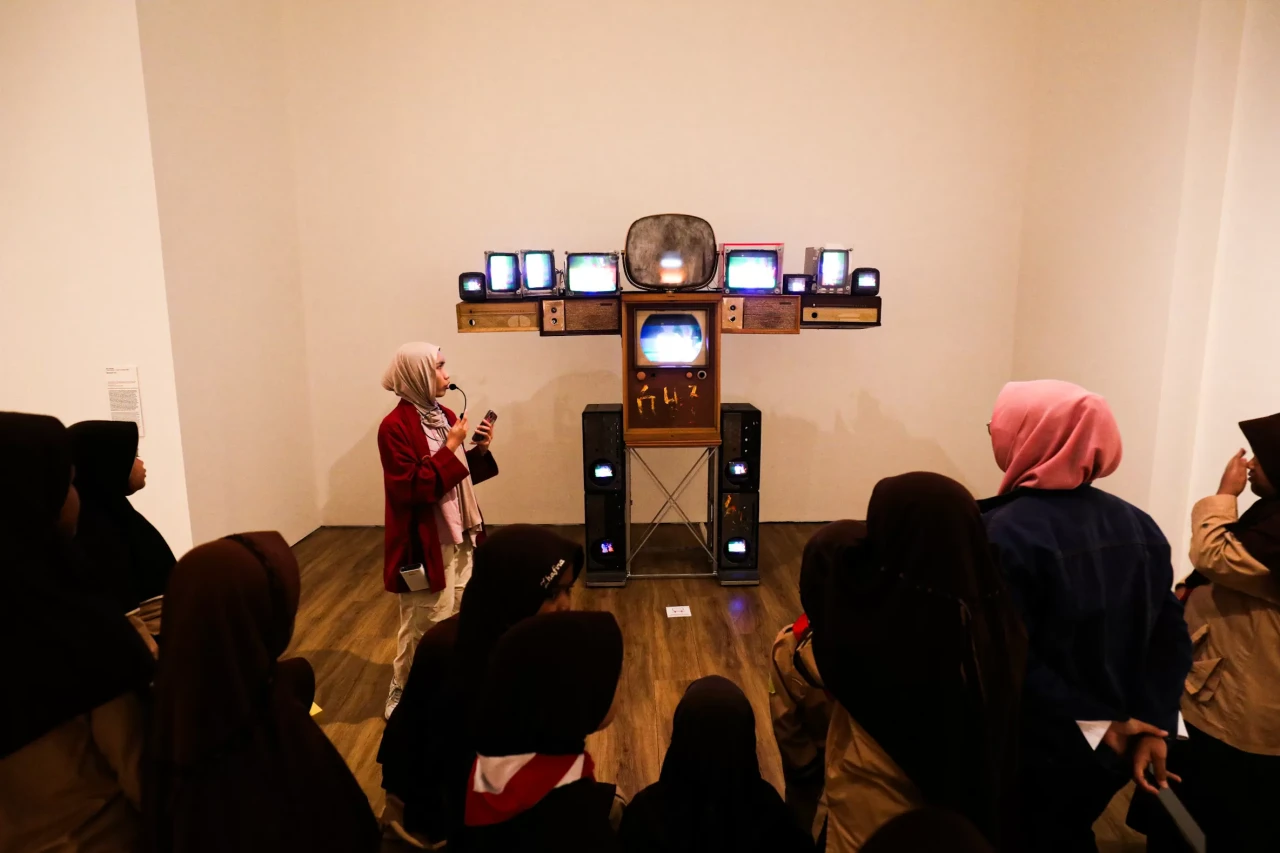 Melihat Pameran Pointing...