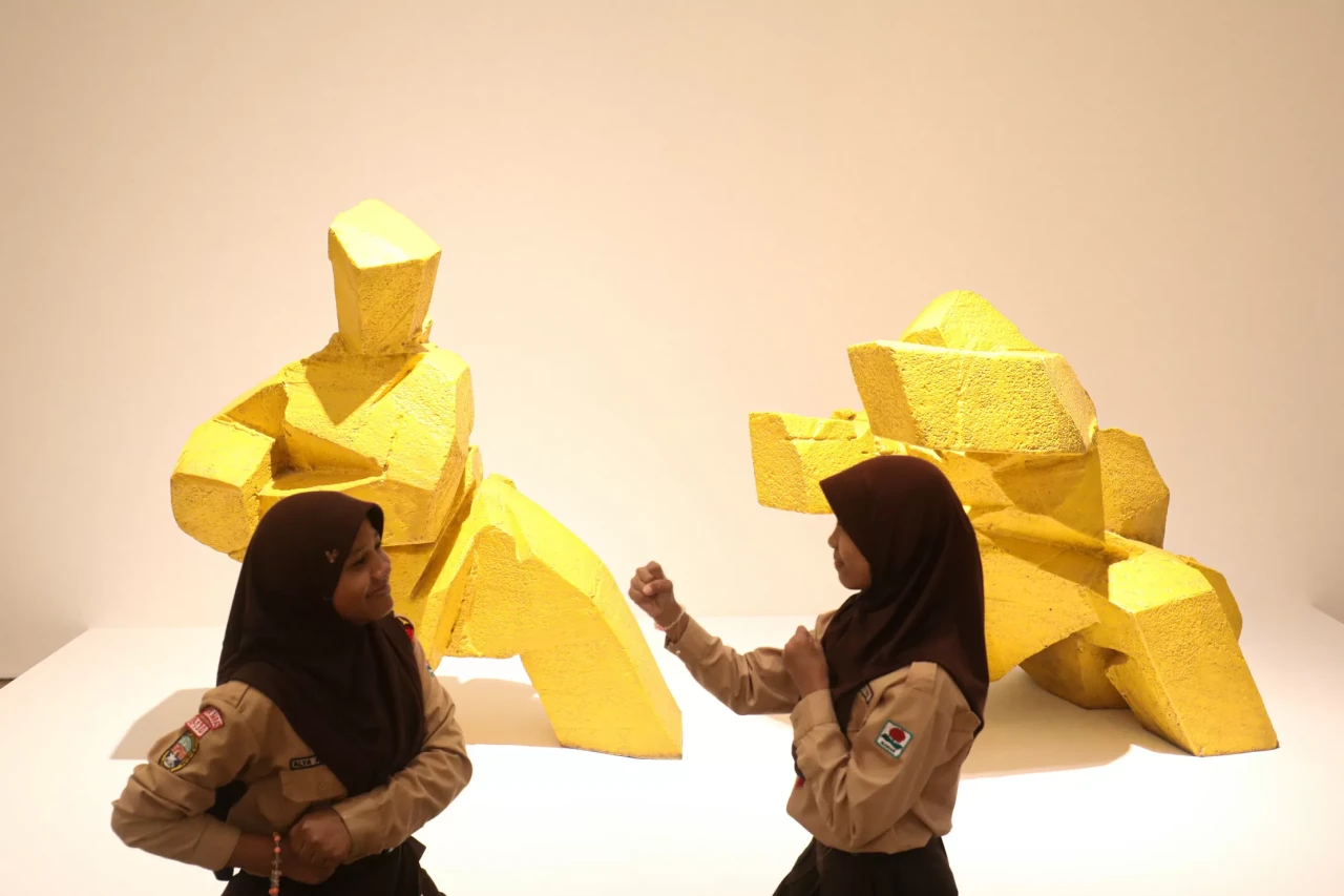 Melihat Pameran Pointing...