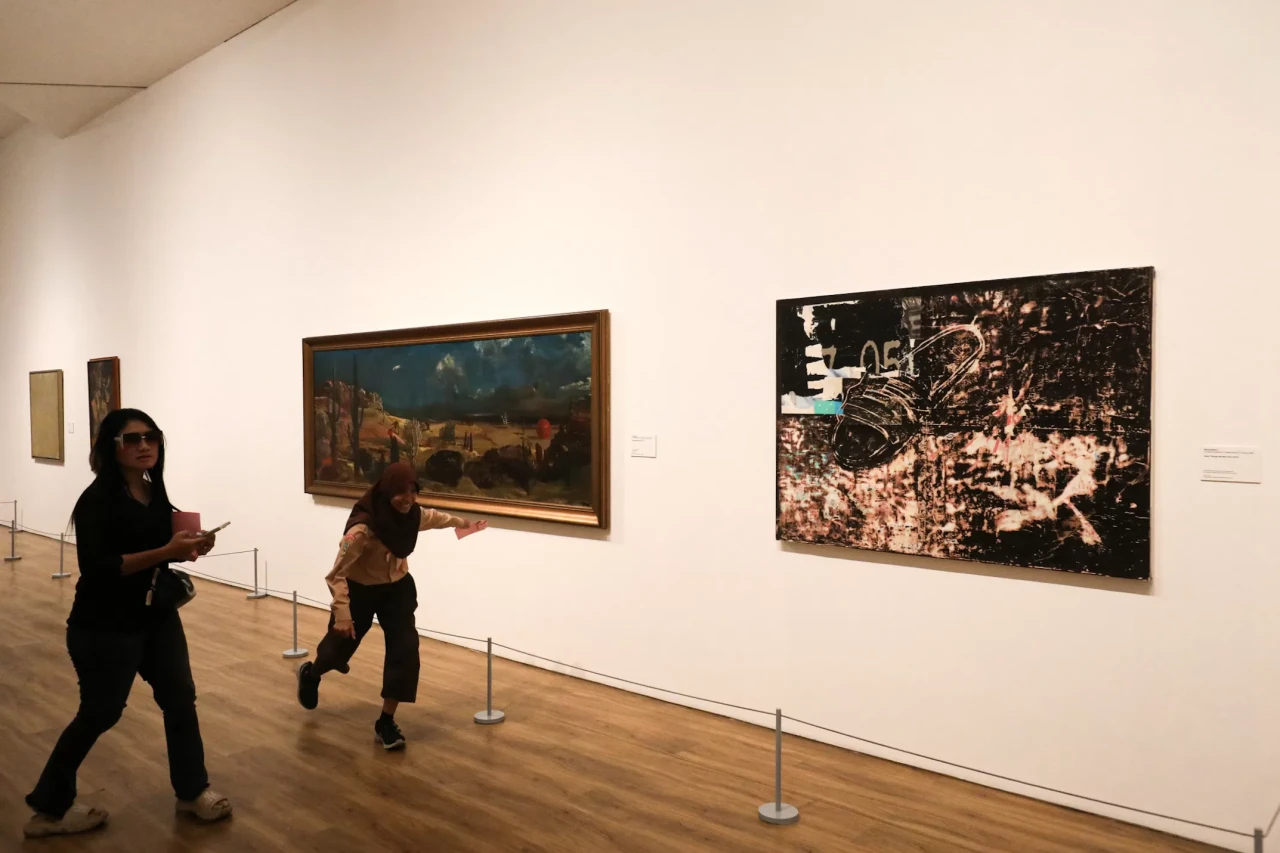 Melihat Pameran Pointing...