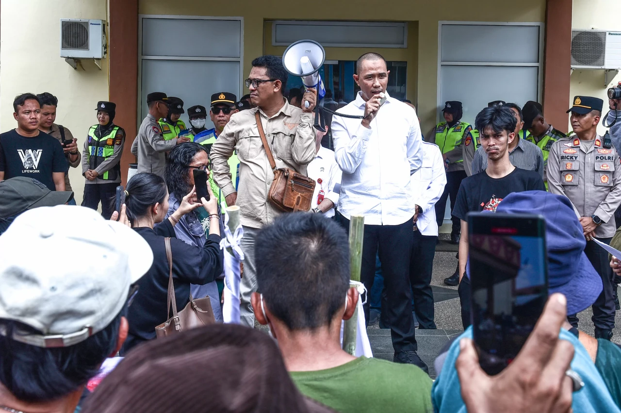Potret Aksi Warga Tolak...