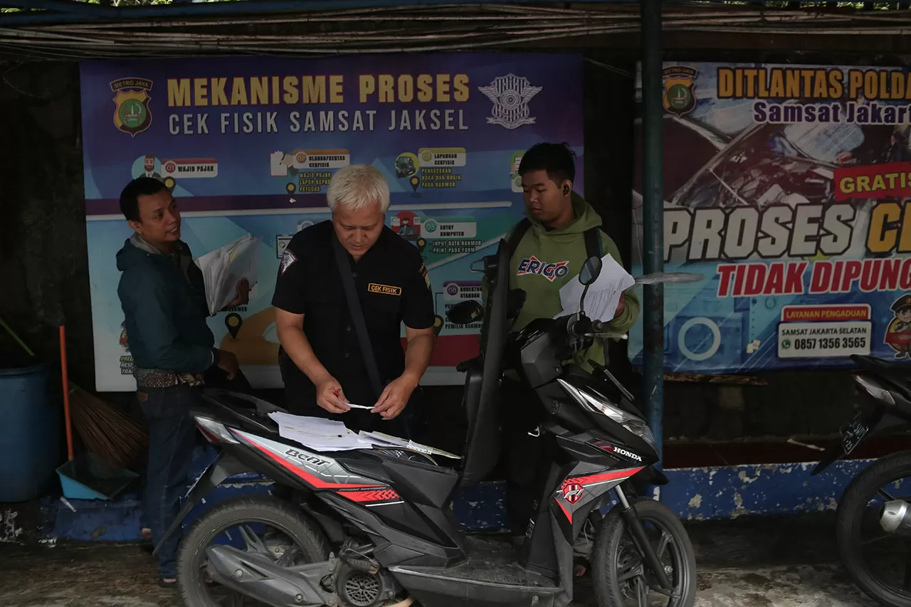 Warga Jakarta Nikmati...