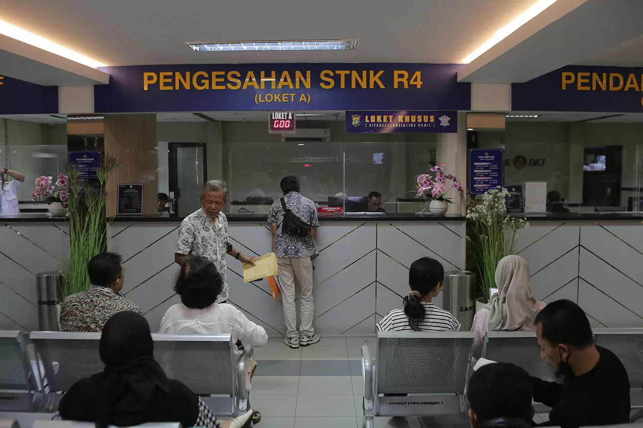 Warga Jakarta Nikmati...