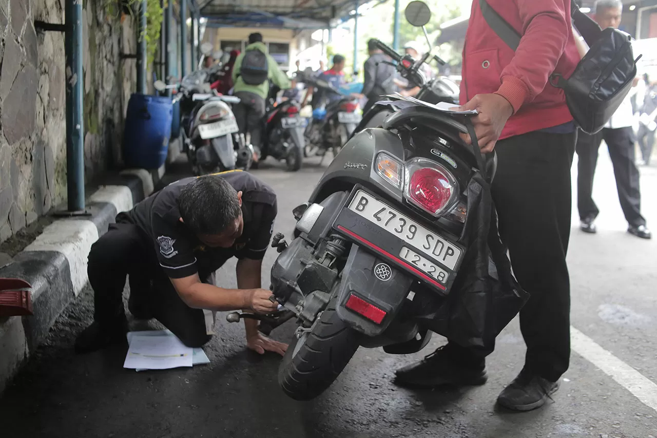 Warga Jakarta Nikmati...