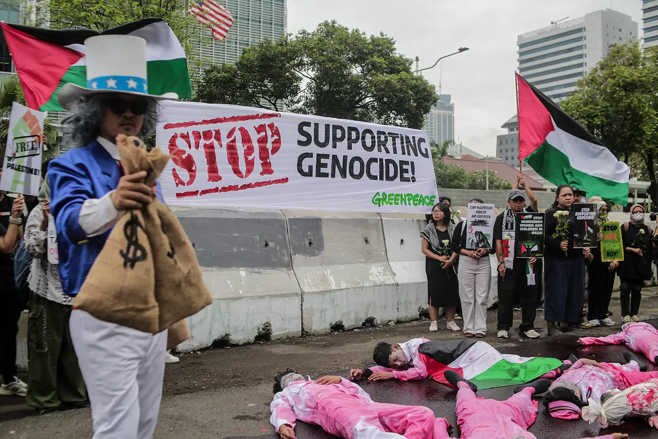 Aksi Teatrikal di Depan...