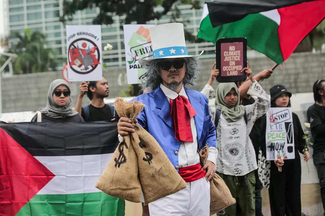 Aksi Teatrikal di Depan...