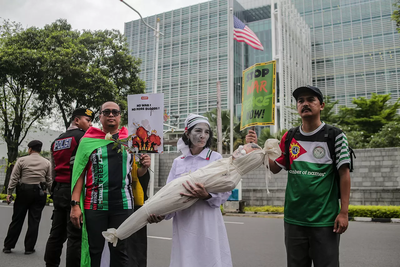 Aksi Teatrikal di Depan...