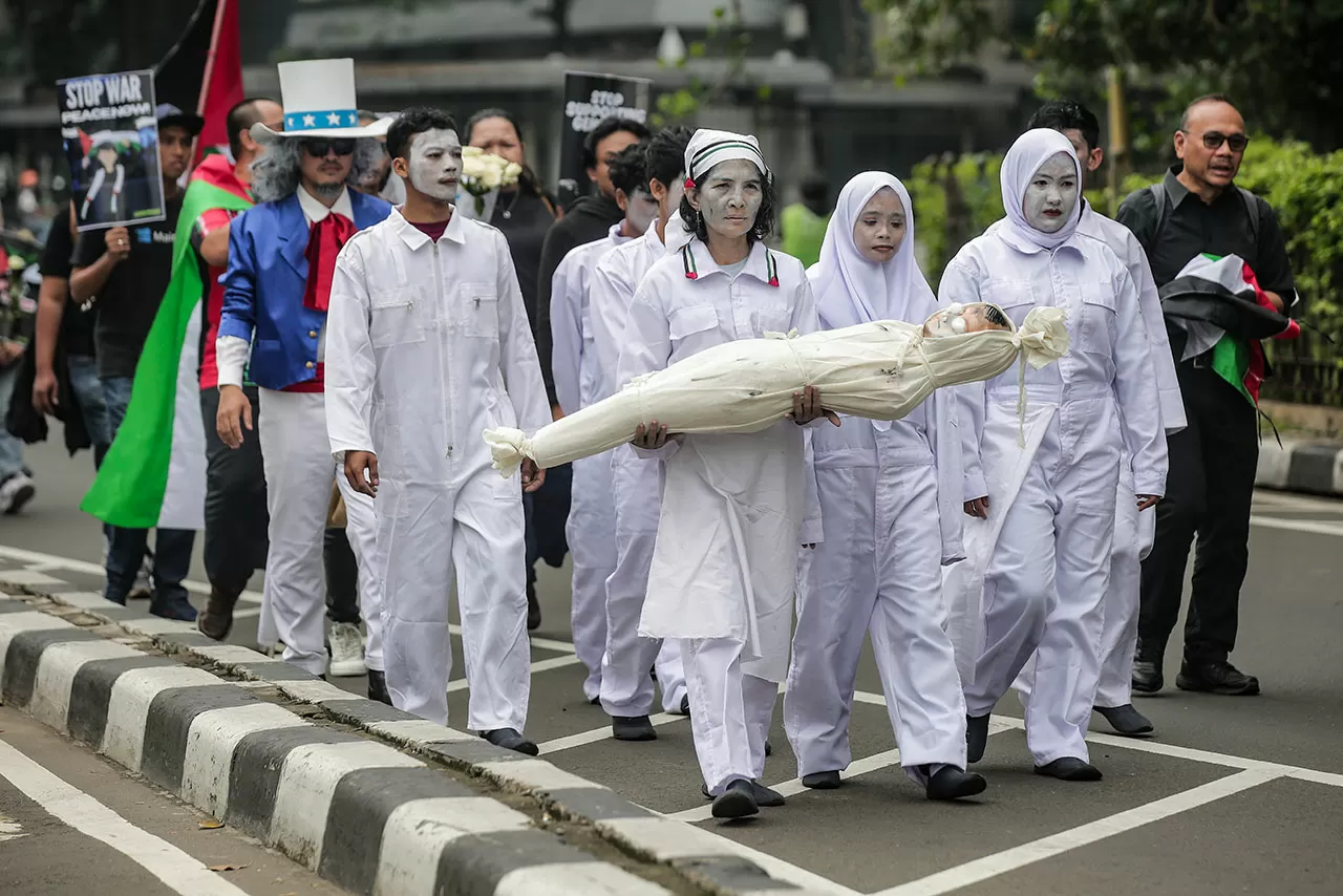 Aksi Teatrikal di Depan...