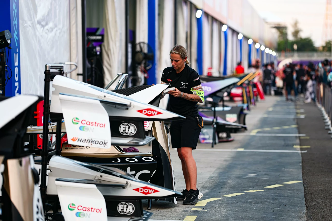 Melihat Kesibukan Paddock...