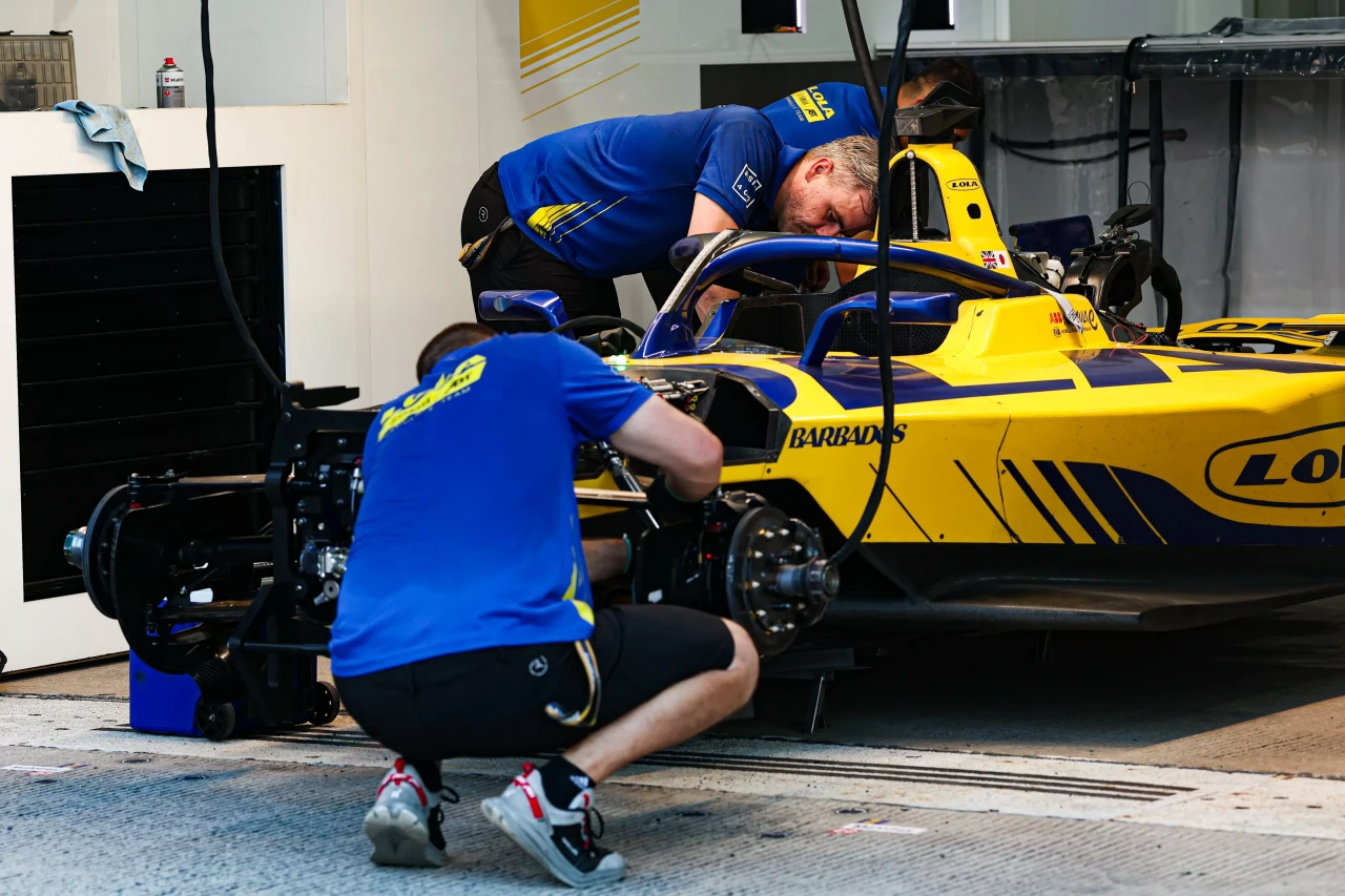 Melihat Kesibukan Paddock...